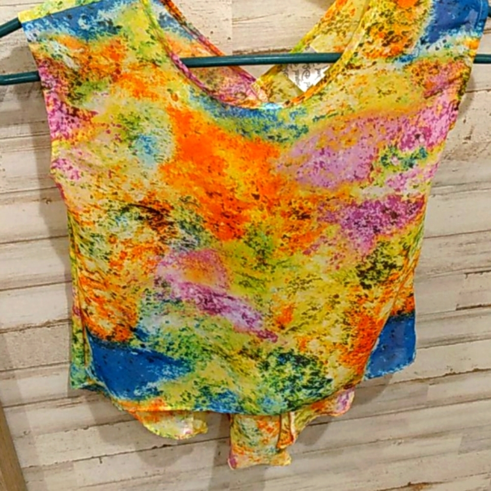Dsigned girls top.    Box 53